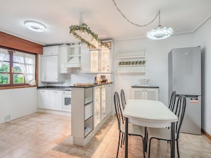 Coffee/tea maker, fridge, microwave, oven - Pet-Friendly Getaway (Loredo)