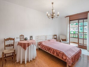 4 bedrooms, iron/ironing board, WiFi