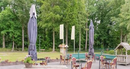 chalet dans les bois avec piscine