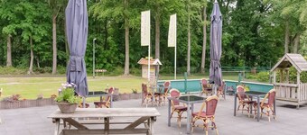 chalet en el bosque con piscina