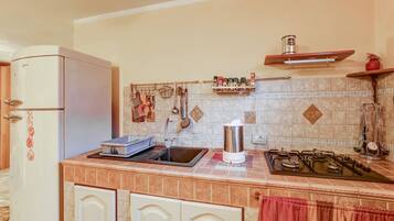 Réfrigérateur, micro-ondes, plaque de cuisson, cafetiÚre/bouilloire