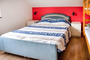 5 bedrooms, travel cot, free WiFi