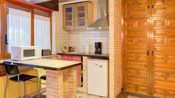 Een koelkast, een microgolfoven, een koffiezetapparaat/waterkoker