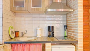 Een koelkast, een magnetron, een koffiezetapparaat/waterkoker