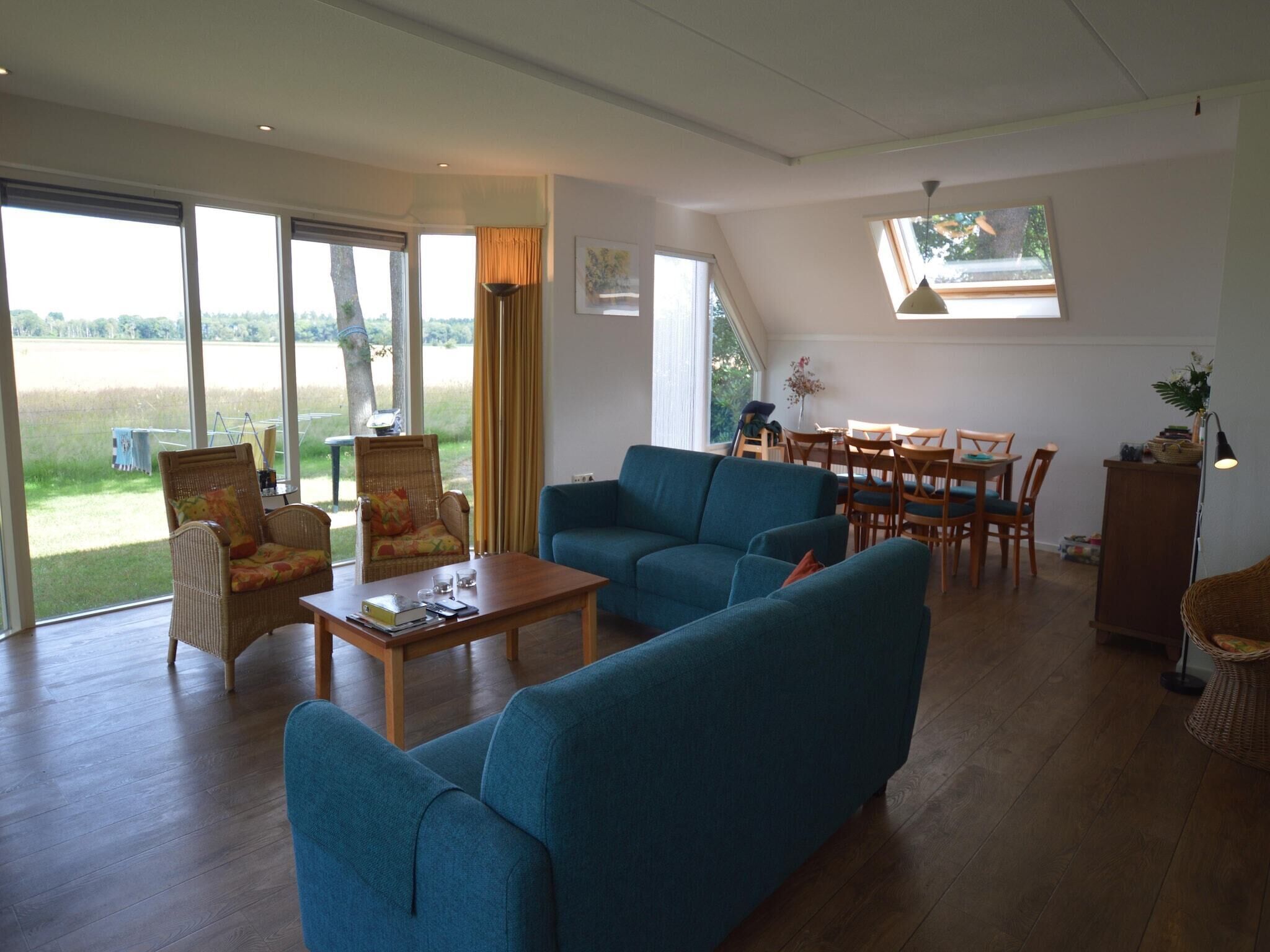 Télévision, lecteur de DVD, table de tennis de table, chaîne hi-fi