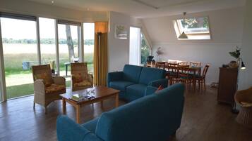 Tv, dvd-afspiller, bordtennisbord, stereoanlæg