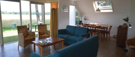 Tv, dvd-spelare, ett bordtennisbord och en stereo