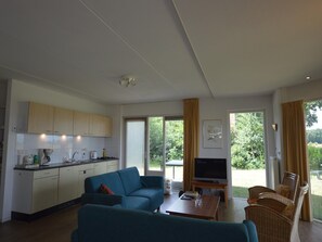 Fernseher, DVD-Player, Tischtennisplatte, Stereoanlage