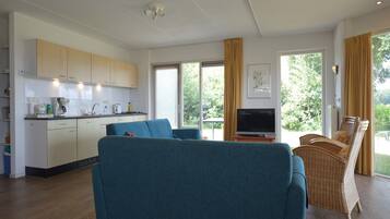 Tv, dvd-afspiller, bordtennisbord, stereoanlæg