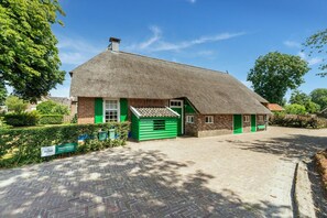 Exterior - Farmhouse in Staphorst with sauna (Rouveen)