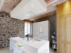 Fridge, microwave, oven, stovetop - Charming Family Home in Achet (Achet)