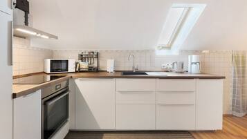 Kühlschrank, Mikrowelle, Ofen, Herdplatte