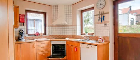 Réfrigérateur, micro-ondes, plaque de cuisson, lave-vaisselle