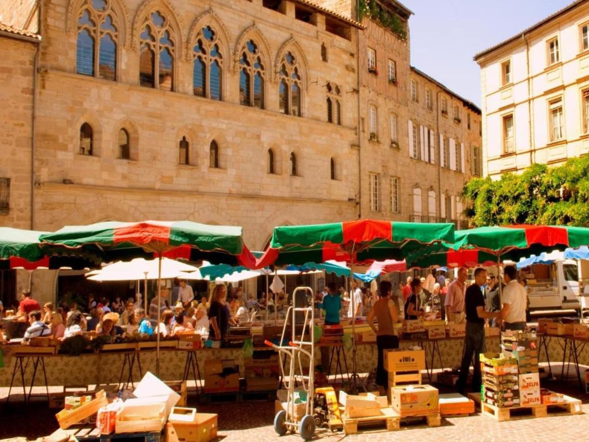 Mercat a l'aire lliure amb parades i gent.