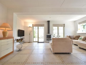 TV, fireplace - Enticing Holiday Home in Oude with Garden (Oude-Tonge)