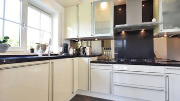 Jääkaappi, liesi, astianpesukone, kahvin-/teenkeitin