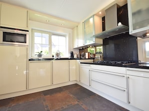 Fridge, stovetop, dishwasher, coffee/tea maker - Enticing Holiday Home in Oude with Garden (Oude-Tonge)