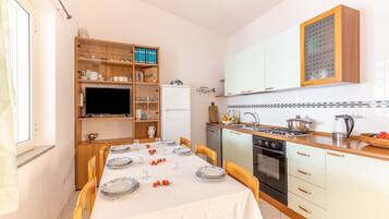 Kjøleskap, kokeplater, oppvaskmaskin og kaffetrakter/tekoker