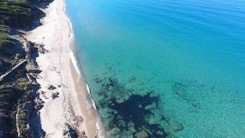 Una spiaggia nelle vicinanze