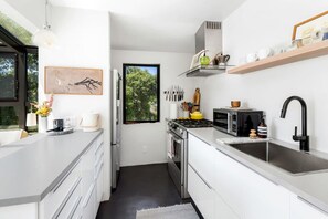 冷蔵庫、電子レンジ、オーブン、コンロ