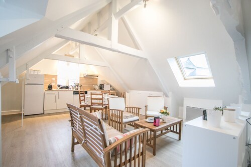 Quiet apartment in Bayeux 9km from beach