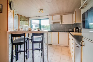 Fridge, microwave, oven, stovetop - Cottage in Vaux-sur-Sûre with garden (Vaux-sur-Sûre)