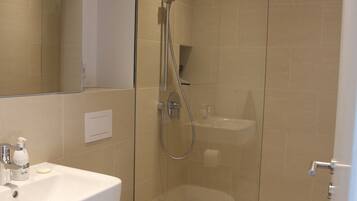 Dusche, Haartrockner, Handtücher