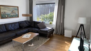 TV, DVD player, stereo - Holiday Home 'Ferienwohnung Strandgut' with Private Terrace and Wi-Fi (Glücksburg)