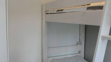 2 makuuhuonetta, silitysrauta/-lauta, ilmainen Wi-Fi, vuodevaatteet