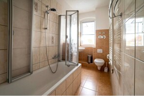 Regadera, secadora de cabello, toallas 