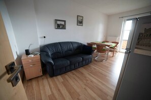 TV, ping pong - Apartment 'Moderne Ferienwohnung In Der Stadt' with Balcony and Wi-Fi (Forst/Lausitz)
