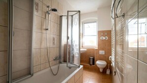 A bathroom with a shower, toilet, and sink. - Apartment 'Moderne Ferienwohnung In Der Stadt' with Balcony and Wi-Fi (Forst/Lausitz)