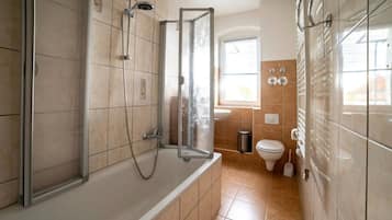 Dusj, hårføner og håndklær