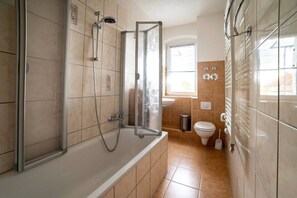 Shower, hair dryer, towels - Apartment 'Moderne Ferienwohnung In Der Stadt' with Balcony and Wi-Fi (Forst/Lausitz)