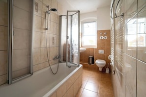 Douche, sèche-cheveux, serviettes fournies