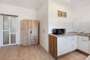 Kühlschrank, Mikrowelle, Herdplatte, Geschirrspüler