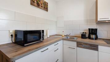 Fridge, microwave, stovetop, dishwasher