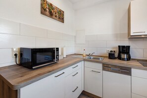 Kühlschrank, Mikrowelle, Herdplatte, Geschirrspüler