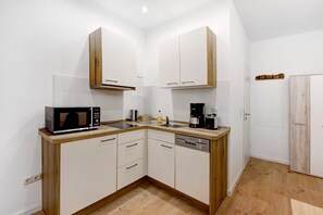 Réfrigérateur, micro-ondes, plaque de cuisson, lave-vaisselle