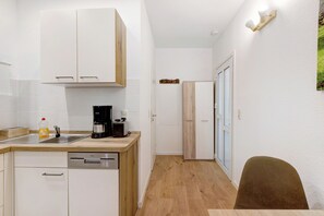 Fridge, microwave, stovetop, dishwasher - Studio Apartment '2' with Wi-Fi (Irxleben)