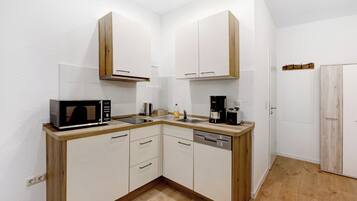 Kühlschrank, Mikrowelle, Herdplatte, Geschirrspüler