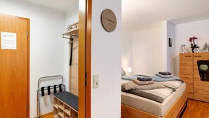 Makuuhuoneessa on puinen sänky, seinäkello ja vaatekaappi.