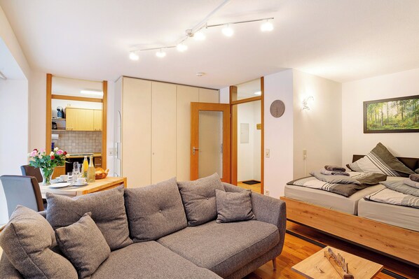 TV - Studio Apartment 'Schwarzwaldnestle' with Mountain View, Wi-Fi and Air Conditioning (Bad Wildbad)