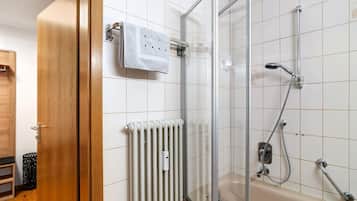 淋浴设施、吹风机、毛巾