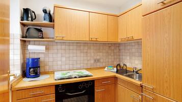 Kühlschrank, Ofen, Herdplatte, Wasserkocher mit Kaffee-/Teezubehör