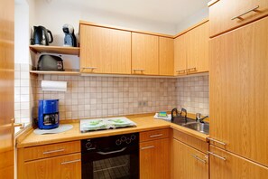 Réfrigérateur, four, plaque de cuisson, cafetière/bouilloire