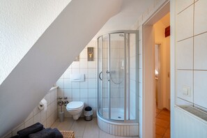 Douche, sèche-cheveux, serviettes fournies