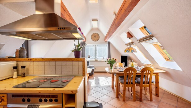 Eine Küche mit Herd, Backofen und einer großen Dunstabzugshaube.