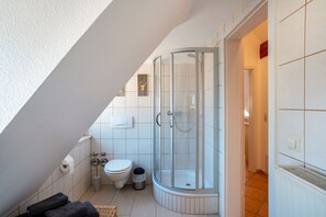 Een douche, een haardroger, handdoeken