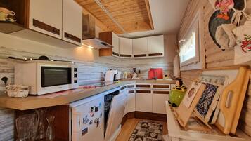 Frigorifero, microonde, forno, piano cottura